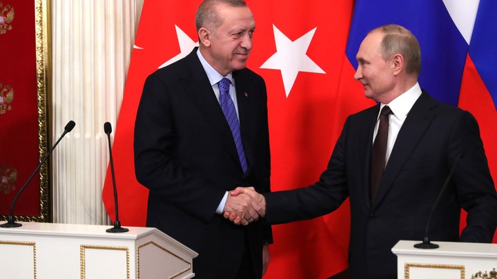 Вместо тысячи слов: Снимок с тайными знаками Путина Эрдогану на переговорах стал вирусным в Сети