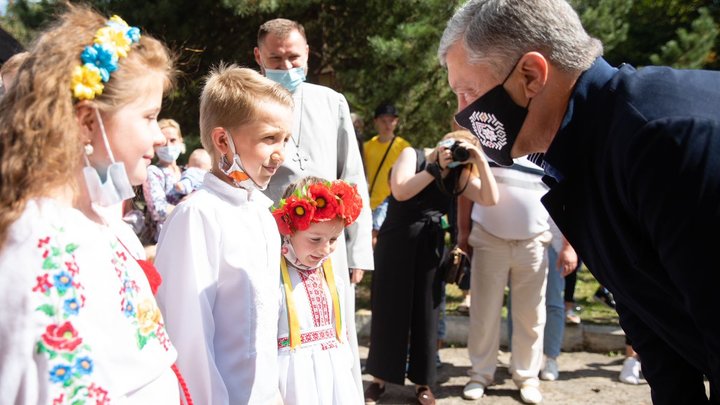 Следующие поколения украинских детей ещё споют о Порошенко - Байден