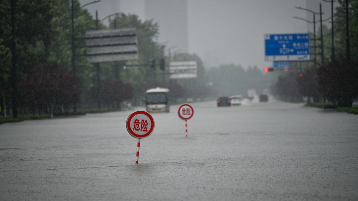 Кадры как из фильма ужасов: Появилось видео людей в затопленном метро Чжэнчжоу