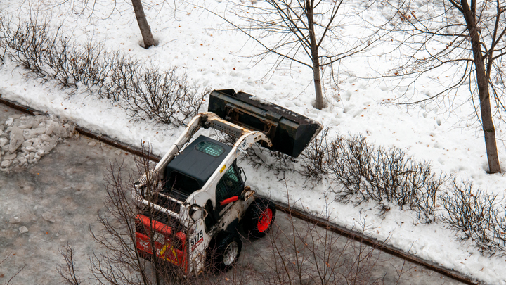 Коммунальщики вывели на улицы Самары снегоуборочную технику