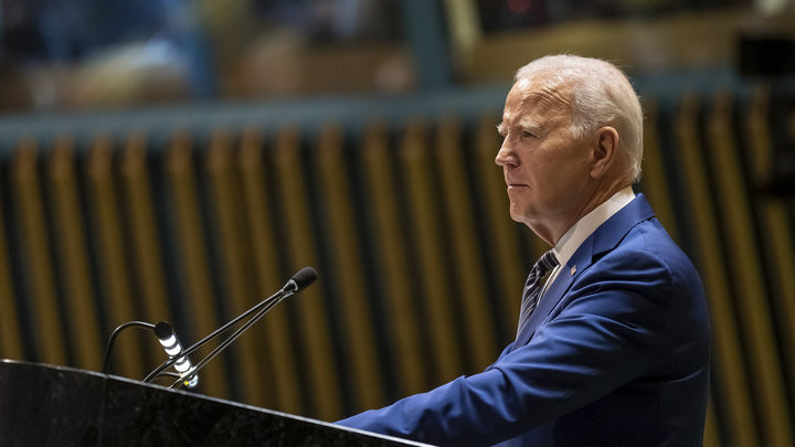 Байден споткнулся о бразильский флаг и не пожал коллеге руку