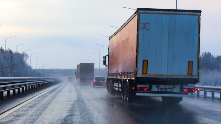 Свердловских автомобилистов предупредили о гололеде на дорогах региона
