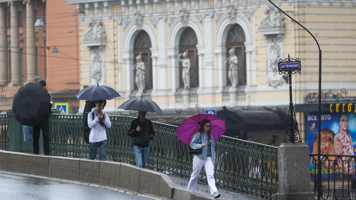Петербург ожидают ливни и град: Горожан предупредили о смене погоды