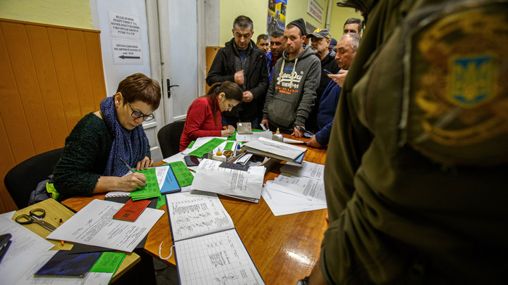 На Украине за неявку в военкомат блокируют банковские карты