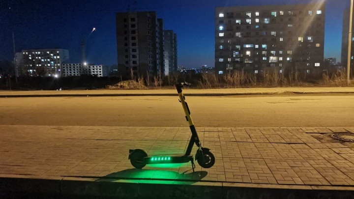 В Новосибирске ребёнок на самокате спровоцировал ДТП и скрылся