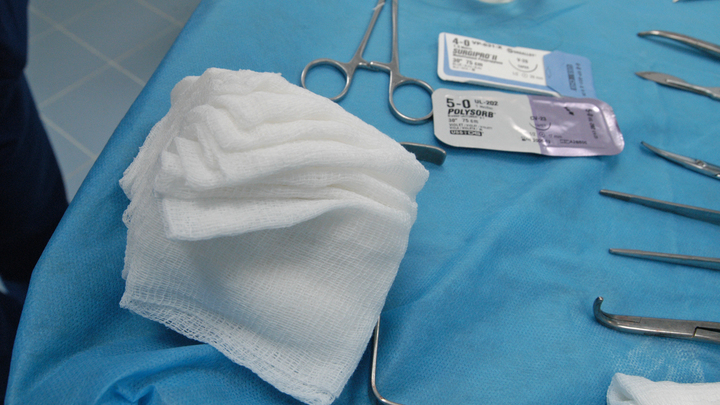 Нога уже начала гнить: В Омске мужчина умолял врачей перевязать рану отцу, но ничего не добился