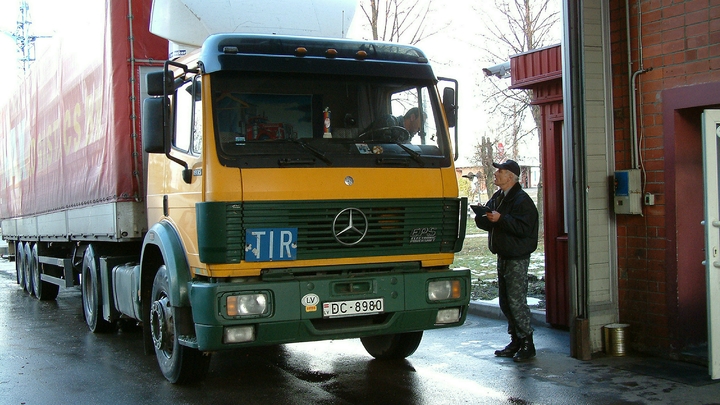 В Екатеринбурге на выезде из военного аэродрома Кольцово с грузовика слетел груз похожий на ракеты