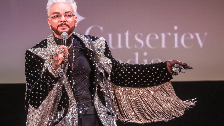 Филипп Киркоров едва не сгорел на сцене: куртка певца загорелась во время выступления