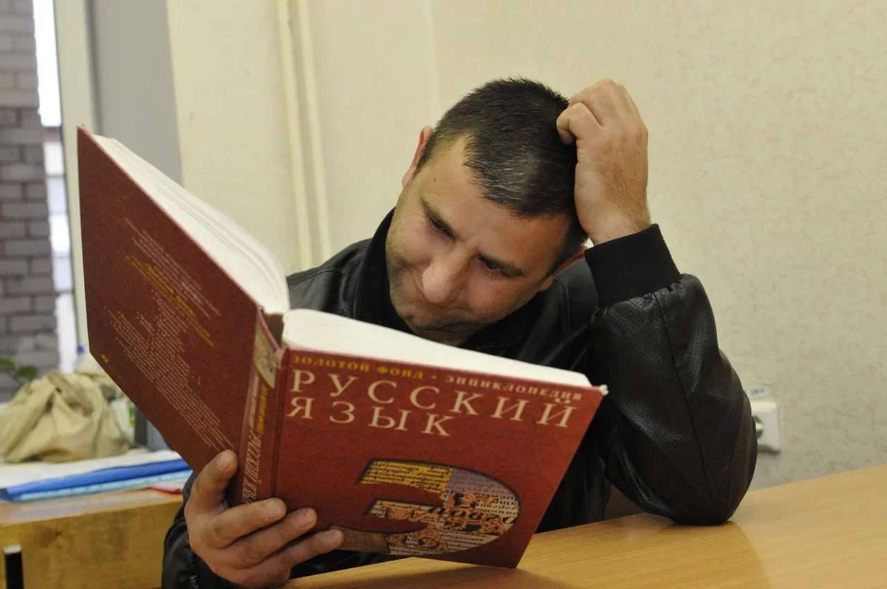 Обучать мигрантов русскому языку начнут азербайджанцы: Глава диаспоры сообщил о получении бюджета