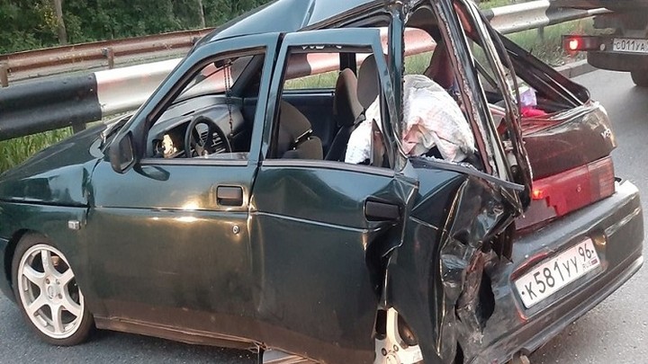 Ребенка с переломом доставили в больницу после столкновения двух авто в Екатеринбурге
