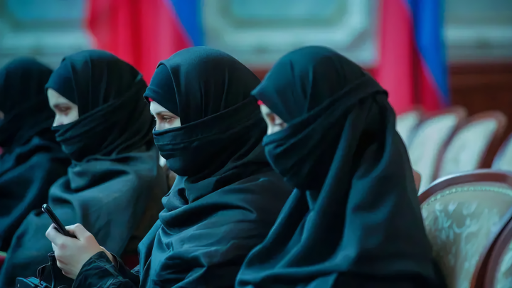 В Дагестане покрытые мамы не встали под гимн России. Обе наказаны в рекордные сроки