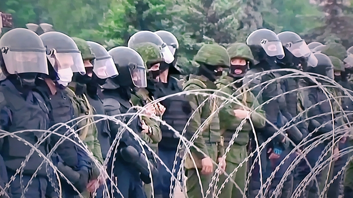 Белорусская оппозиция перекрасилась. ОМОН применил водомёты с краской в Минске