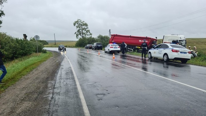 Они хотели пожениться: молодая пара погибла в ДТП с фурой в Свердловской области