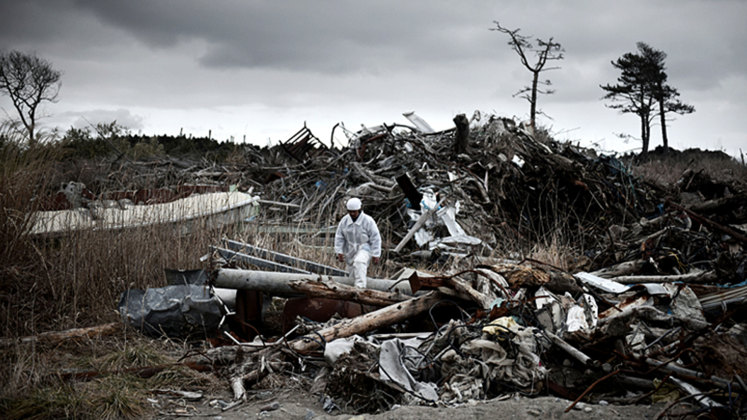 Фукусима сколько погибших. Хиросима 2011 взрыв Фукусима. Фукусима 10 лет спустя.