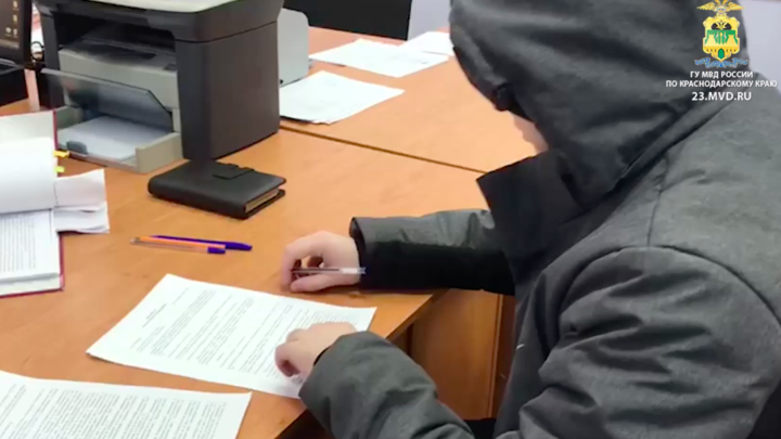 В Усть-Лабинске сын-алкоголик угрожал зарезать мать из-за 10 тысяч рублей