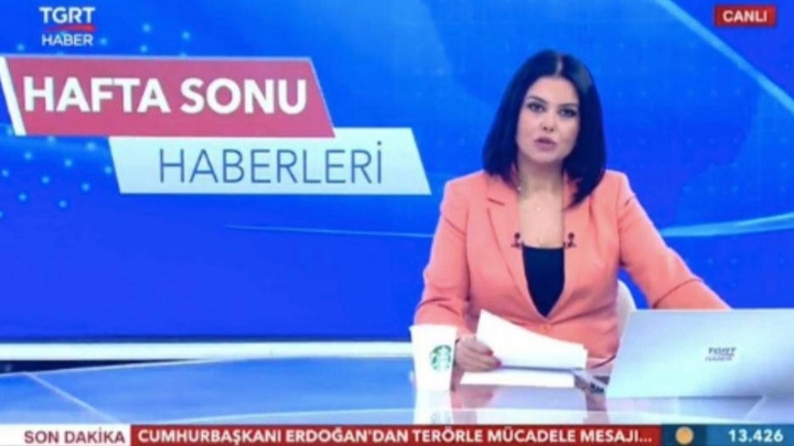 В Турции телеведущую уволили из-за стакана с логотипом Starbucks в кадре