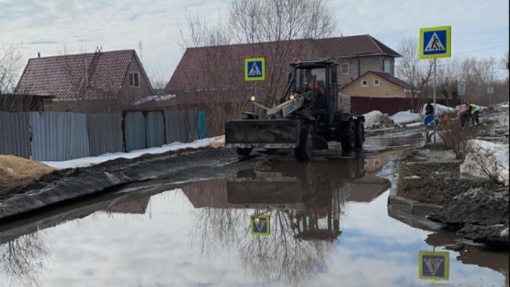 В Челябинске затопило улицу в микрорайоне Шагол