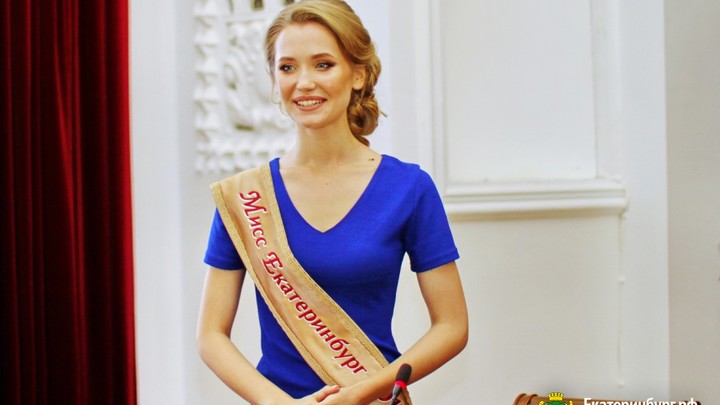 Мисс Екатеринбург вышла замуж за хоккеиста, играющего на Дальнем Востоке