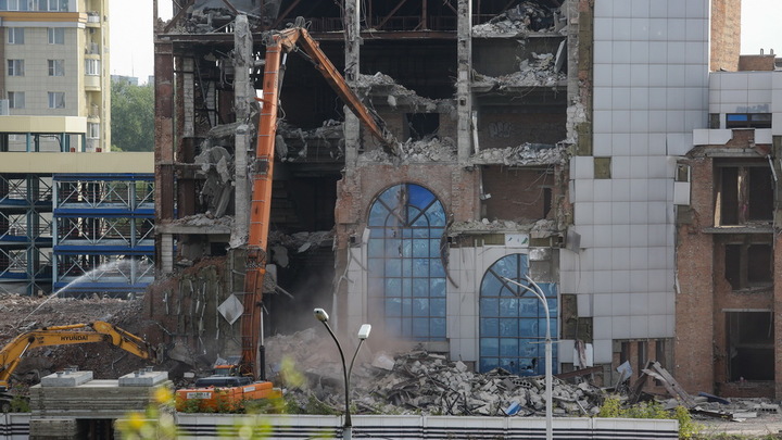 Левое крыло ДК Сибсельмаш в Новосибирске полностью снесли