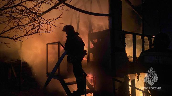 Двухэтажный дом и хозпостройка загорелись в Сочи на площади 70 кв. метров