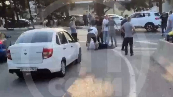 В Сочи машина сбила сотрудника ДПС при исполнении