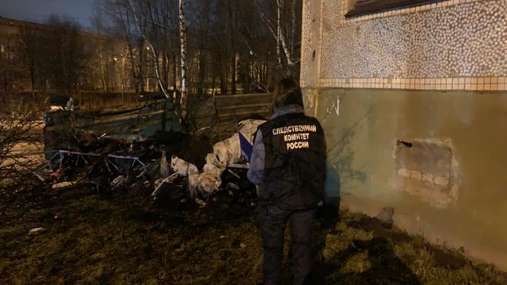 С крыши пятиэтажки в Новодвинске сорвался рабочий: он погиб на месте