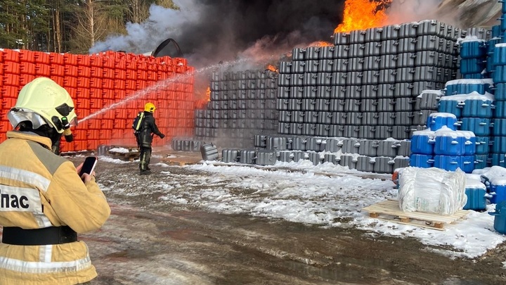 Горит склад в Раменском: что известно о пожаре