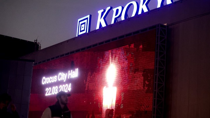 Москва горит огнями!: Студентка фальшиво поплакала из-за трагедии в Крокусе