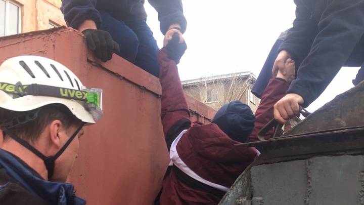 Сотрудники Забайкалпожспаса вытащили мальчишку, застрявшего между гаражей 