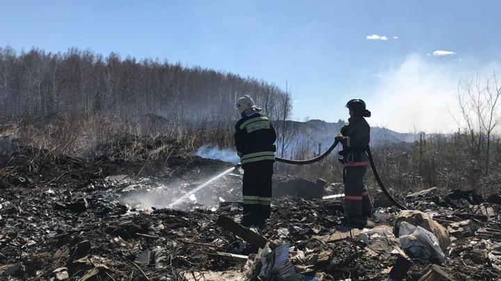 Под Челябинском загорелись заброшенные китайские теплицы