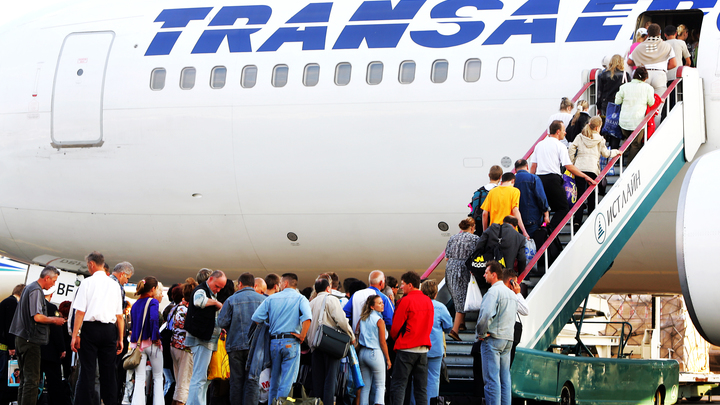 Сначала на себя, потом на ребёнка: Стюардесса объяснила жестокое правило поведения в самолёте