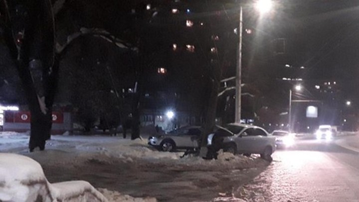 В Иванове водитель «Мицубиси» врезался в столб и сбежал с места ДТП