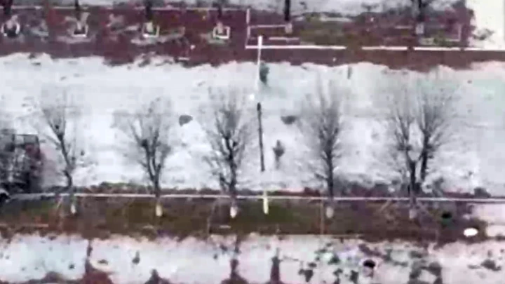 Группа военных ВСУ сдалась в плен в Димитрове: Минобороны опубликовало видео