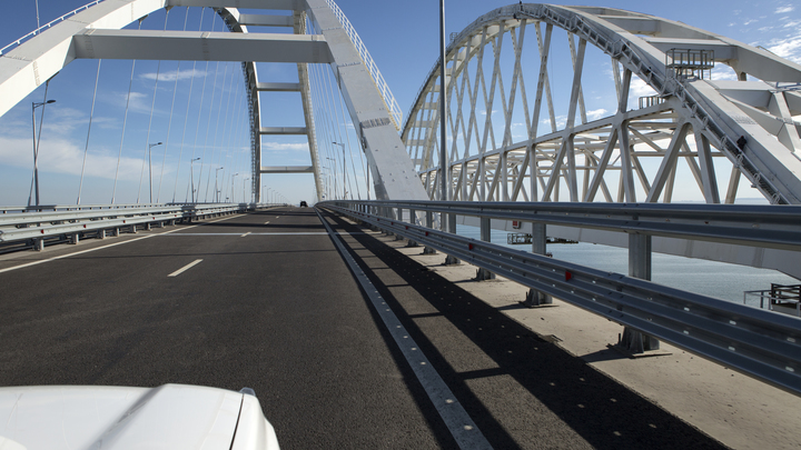 Одна из полос Крымского моста открыта для автомобильного движения