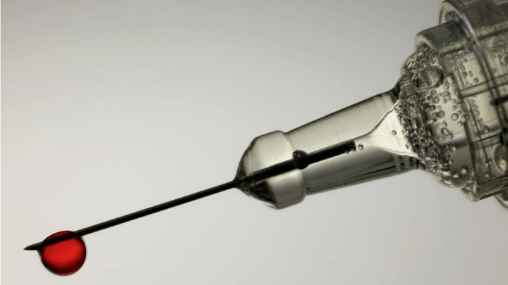 Девочек кололи шприцами с неизвестным веществом. 145 жертв. Инцидент во Франции стал ещё более зловещим