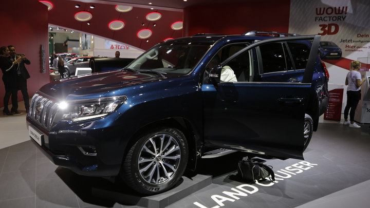 Ребёнок за рулем Ленд Крузера въехал в кафе на автозаправке в Новосибирске