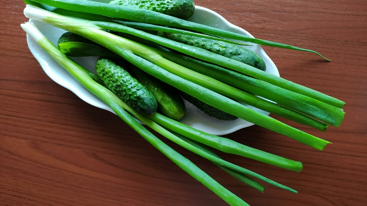 Никогда не делайте так: Врач предупредил о смертельно опасном способе употребления лука