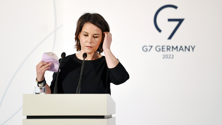 Бербок объяснили, чем могут обернуться её угрозы России