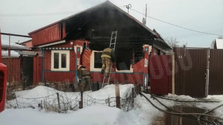 В Иванове пожарные спасли мужчину из охваченного огнем дома