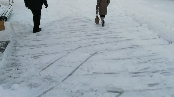 В Златоусте маршрутка врезалась в забор жилого дома
