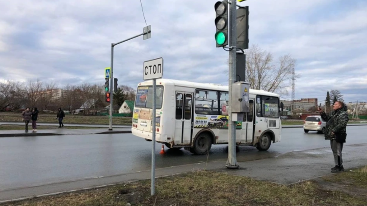 Автобус сбил женщину и девочку на пешеходном переходе в Новосибирске