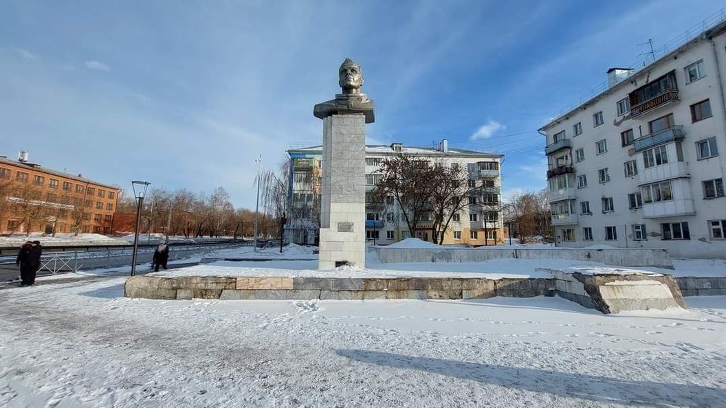 Памятник Гагарину Кемерово. Бюст Гагарина в Кемерово. Бюст Гагарину Новокузнецк. Памятник в Кемерово на въезде.