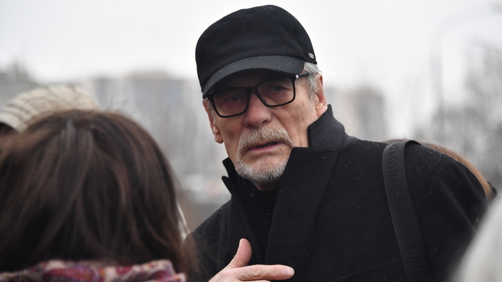 Актёр Михайлов предупреждал о предателях заранее: Ютясь в салоне своего Порше