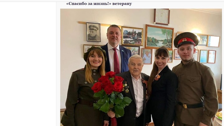 В Батайске чиновники возмутили жителей, нарушив масочный режим при поздравлении ветеранов