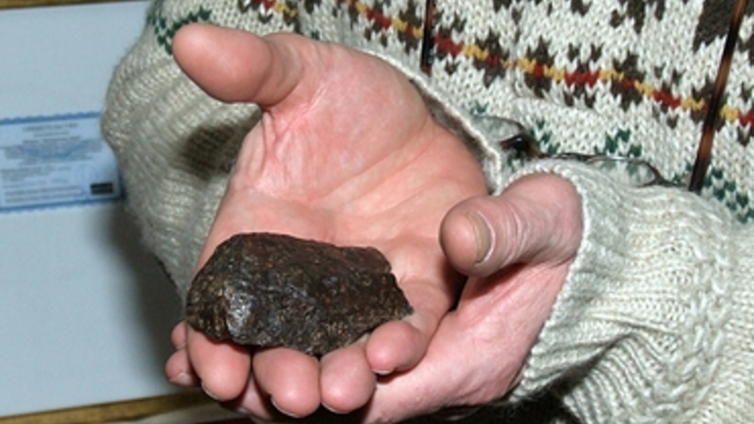10 тыс гривен. Метеорит Краснодарский край. Метеорит фото. Метеорит Ставрополь. Осколок метеорита в Нижнем Новгороде.