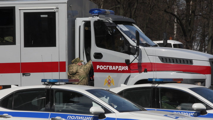 Автомобиль Росгвардии протаранил каршеринг и микроавтобус в Петербурге
