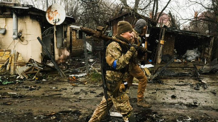 Бьют в район депо: Стало известно, как ВСУ обстреляли подконтрольный им Лисичанск