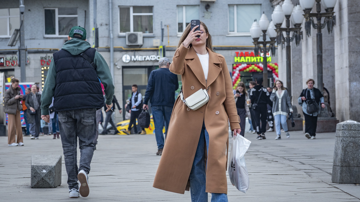 Звезду турецких сериалов Акына Акынёзю заметили в Москве