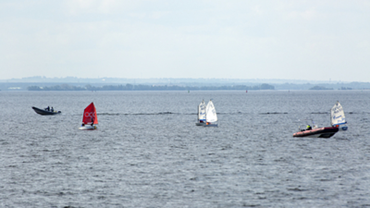 В Кронштадте шесть пассажиров перевернулись возле дамбы на лодке