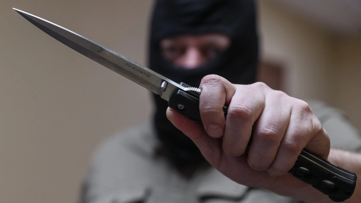 Поскользнулся на льду и увидел нож: на беспомощного мужчину в Новодвинске напал грабитель